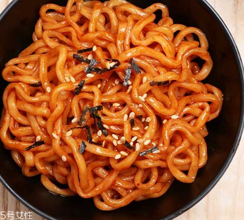 方便面沒泡熟可以吃嗎？半生不熟的泡面可以吃嗎？