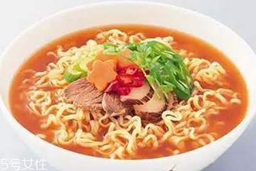 方便面沒泡熟可以吃嗎？半生不熟的泡面可以吃嗎？