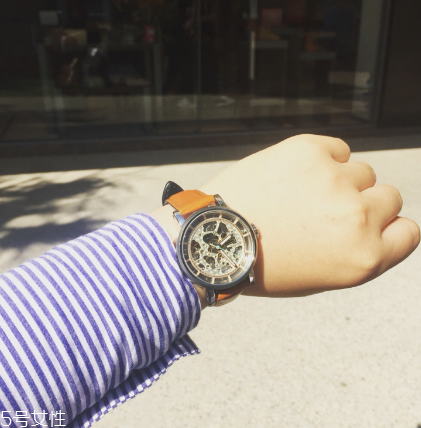 手表是機(jī)械表好還是石英表好？手表機(jī)械表和石英表區(qū)別