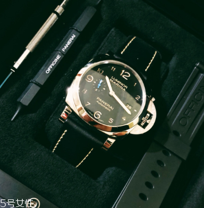 手表上弦是轉(zhuǎn)哪個(gè)方向？手表上弦是順時(shí)針還是逆時(shí)針？