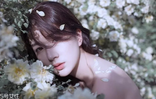 美白精華能去黑眼圈嗎 美白精華使用注意事項 美白精華能去黑眼圈嗎 美白精華使用注意事項