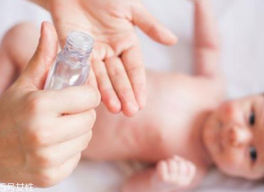 嬰兒油能美黑嗎 嬰兒油美黑要涂防曬霜嗎 嬰兒油能美黑嗎 嬰兒油美黑要涂防曬霜嗎