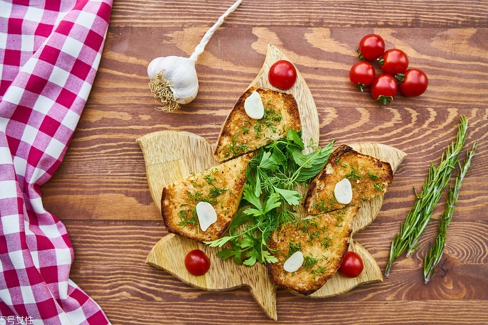 如何快速消除口腔蒜味 嘴里的蒜味怎么去除 如何快速消除口腔蒜味 嘴里的蒜味怎么去除