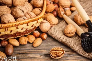 堅(jiān)果油能直接抹頭發(fā)嗎 堅(jiān)果油的護(hù)發(fā)方法 堅(jiān)果油能直接抹頭發(fā)嗎 堅(jiān)果油的護(hù)發(fā)方法