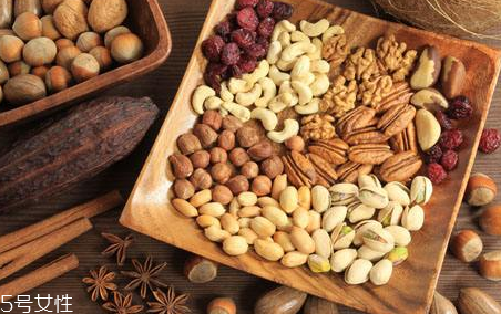 堅(jiān)果油能直接抹頭發(fā)嗎 堅(jiān)果油的護(hù)發(fā)方法 堅(jiān)果油能直接抹頭發(fā)嗎 堅(jiān)果油的護(hù)發(fā)方法