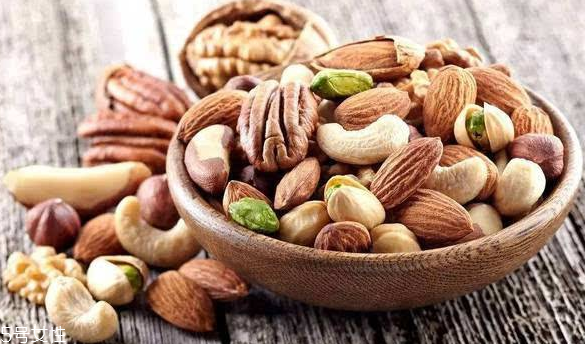 堅(jiān)果油能直接抹頭發(fā)嗎 堅(jiān)果油的護(hù)發(fā)方法 堅(jiān)果油能直接抹頭發(fā)嗎 堅(jiān)果油的護(hù)發(fā)方法