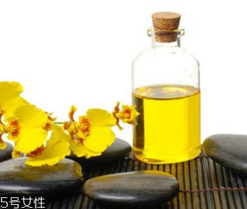 蓖麻油能洗臉嗎 蓖麻油的正確潔膚方法 蓖麻油能洗臉嗎 蓖麻油的正確潔膚方法