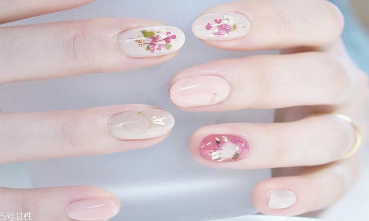 夏季乳白色美甲款式圖 2018乳白色美甲新款樣式 夏季乳白色美甲款式圖 2018乳白色美甲新款樣式