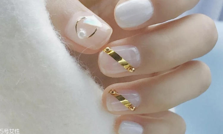 夏季乳白色美甲款式圖 2018乳白色美甲新款樣式 夏季乳白色美甲款式圖 2018乳白色美甲新款樣式