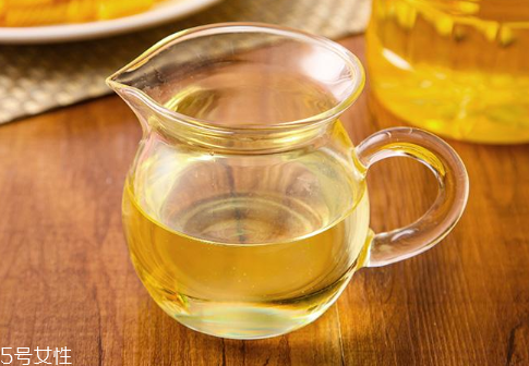 葵花籽油能洗臉嗎 葵花籽油對皮膚的作用 葵花籽油能洗臉嗎 葵花籽油對皮膚的作用