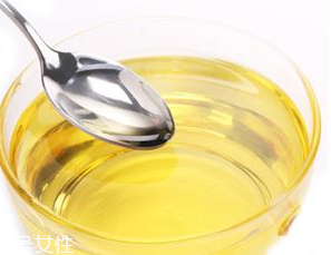 葵花籽油能洗臉嗎 葵花籽油對皮膚的作用 葵花籽油能洗臉嗎 葵花籽油對皮膚的作用