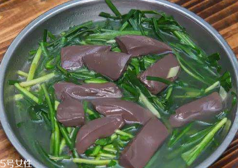 雞血的家常做法 酸辣雞血怎么做？