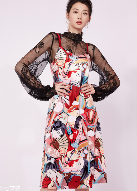 吊帶裙怎么穿顯瘦？吊帶裙顯瘦搭配技巧