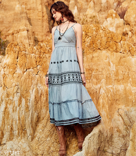 吊帶裙怎么穿顯瘦？吊帶裙顯瘦搭配技巧