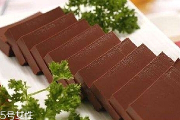 雞血弄衣服上了怎么辦？雞血洗得干凈嗎？