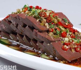 雞血弄衣服上了怎么辦？雞血洗得干凈嗎？