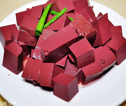 雞血弄衣服上了怎么辦？雞血洗得干凈嗎？