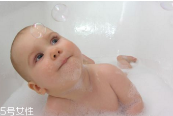 寶寶可以用大人的沐浴露嗎 寶寶沐浴露什么牌子好 寶寶可以用大人的沐浴露嗎 寶寶沐浴露什么牌子好