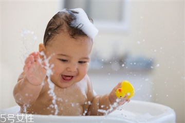 夏天洗澡用什么好 用什么洗澡對皮膚好 夏天洗澡用什么好 用什么洗澡對皮膚好