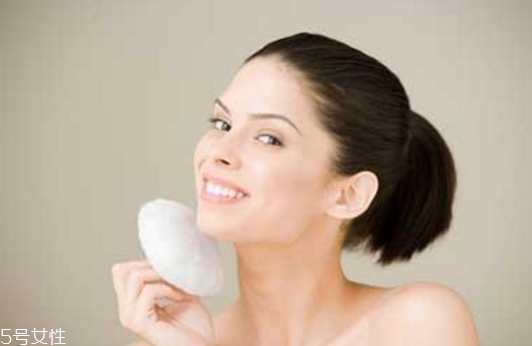 夏天洗澡用什么好 用什么洗澡對皮膚好 夏天洗澡用什么好 用什么洗澡對皮膚好