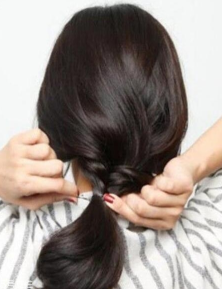 香蕉丸子頭怎么扎好看 香蕉丸子頭最快速簡(jiǎn)單教程 香蕉丸子頭怎么扎好看 香蕉丸子頭最快速簡(jiǎn)單教程