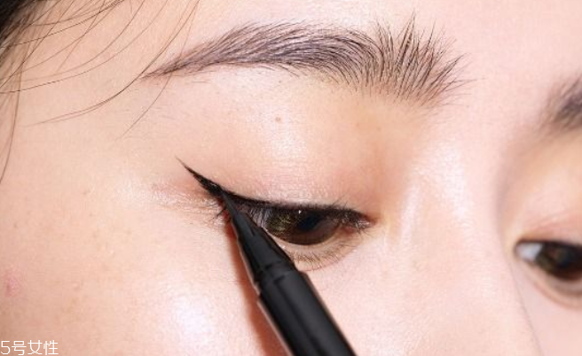 油性肌膚內(nèi)眼線怎么畫 油性肌膚內(nèi)眼線不暈妝4個(gè)技巧 油性肌膚內(nèi)眼線怎么畫 油性肌膚內(nèi)眼線不暈妝4個(gè)技巧