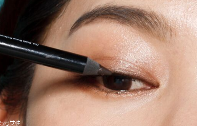 油性肌膚內(nèi)眼線怎么畫 油性肌膚內(nèi)眼線不暈妝4個(gè)技巧 油性肌膚內(nèi)眼線怎么畫 油性肌膚內(nèi)眼線不暈妝4個(gè)技巧