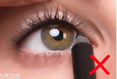 油性肌膚內(nèi)眼線怎么畫 油性肌膚內(nèi)眼線不暈妝4個(gè)技巧 油性肌膚內(nèi)眼線怎么畫 油性肌膚內(nèi)眼線不暈妝4個(gè)技巧