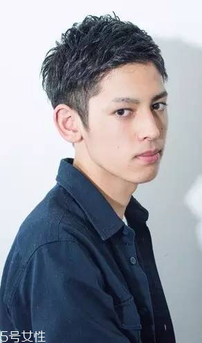 男生黑發(fā)發(fā)型怎么做洋氣 男生黑發(fā)發(fā)型2018最新潮圖片 男生黑發(fā)發(fā)型怎么做洋氣 男生黑發(fā)發(fā)型2018最新潮圖片