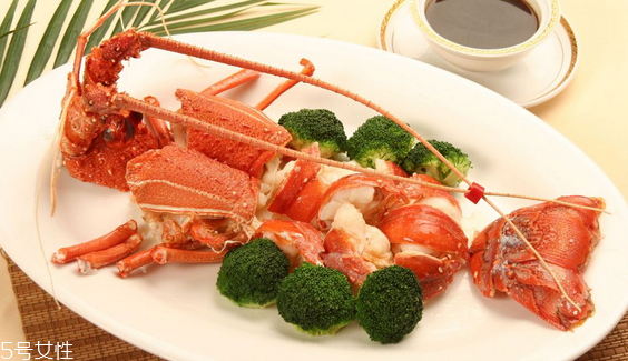 波士頓龍蝦頭里綠色的是什么？