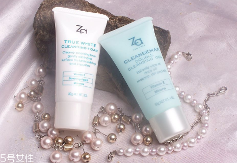 先去角質(zhì)還是先用洗面奶 去角質(zhì)的正確順序 先去角質(zhì)還是先用洗面奶 去角質(zhì)的正確順序