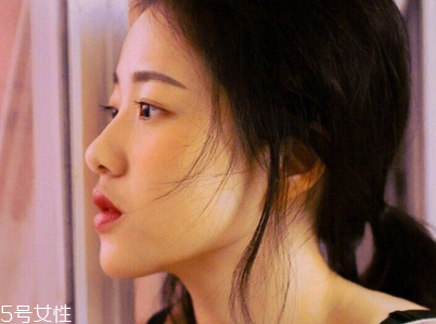 先去角質(zhì)還是先用洗面奶 去角質(zhì)的正確順序 先去角質(zhì)還是先用洗面奶 去角質(zhì)的正確順序