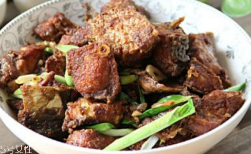 青魚肚子里有蝦能吃嗎？青魚吃蝦嗎？