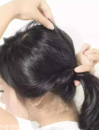 長發(fā)低馬尾怎么扎有氣質(zhì) 不會散的溫柔婉約低馬尾教程 長發(fā)低馬尾怎么扎有氣質(zhì) 不會散的溫柔婉約低馬尾教程