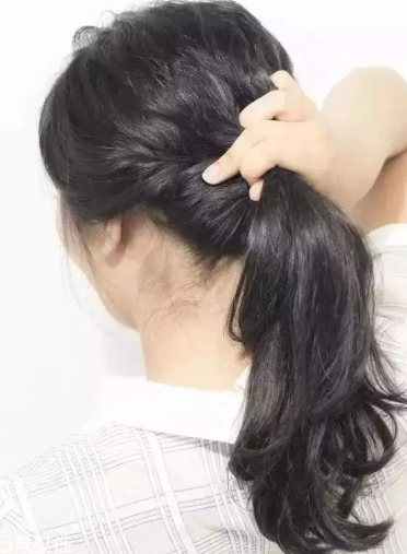 長發(fā)低馬尾怎么扎有氣質(zhì) 不會散的溫柔婉約低馬尾教程 長發(fā)低馬尾怎么扎有氣質(zhì) 不會散的溫柔婉約低馬尾教程