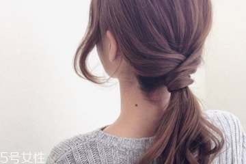 長發(fā)低馬尾怎么扎有氣質 不會散的溫柔婉約低馬尾教程
