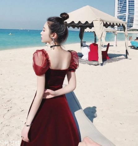 黃皮適合什么顏色裙子？什么顏色裙子適合黃皮女生？