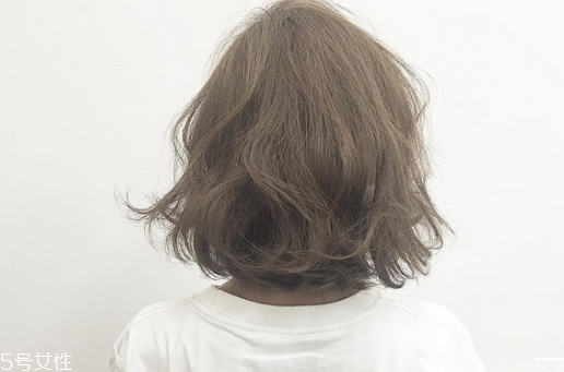 棕色頭發(fā)適合那種膚色 灰棕色頭發(fā)是暖黃皮首選 棕色頭發(fā)適合那種膚色 灰棕色頭發(fā)是暖黃皮首選