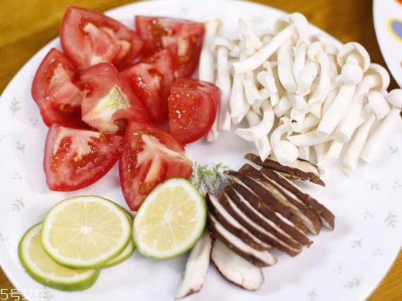 白玉菇能和西紅柿一起吃嗎？白玉菇能和番茄一起吃嗎？