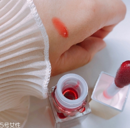 嬌韻詩(shī)唇釉需要卸嗎？嬌韻詩(shī)唇油怎么卸