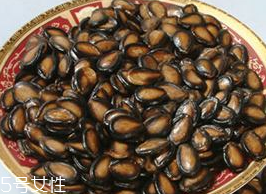 西瓜子的營(yíng)養(yǎng)價(jià)值 西瓜子的功效 西瓜子的營(yíng)養(yǎng)價(jià)值 西瓜子的功效