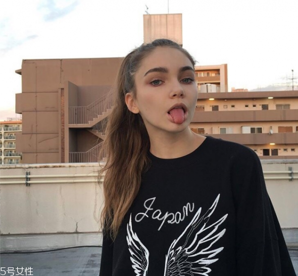 黑t恤變紅怎么辦 黑t恤怎么洗 黑t恤變紅怎么辦 黑t恤怎么洗