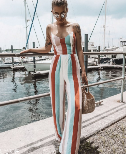 吊帶連體褲怎么穿？吊帶連體褲搭配圖片