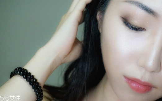 劉人語(yǔ)藍(lán)色眼影怎么畫 劉人語(yǔ)藍(lán)色眼影舞臺(tái)妝步驟圖 劉人語(yǔ)藍(lán)色眼影怎么畫 劉人語(yǔ)藍(lán)色眼影舞臺(tái)妝步驟圖