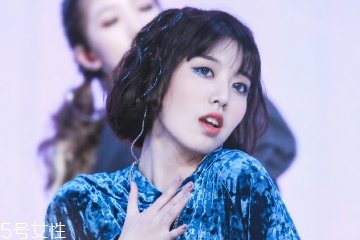 劉人語(yǔ)藍(lán)色眼影怎么畫 劉人語(yǔ)藍(lán)色眼影舞臺(tái)妝步驟圖 劉人語(yǔ)藍(lán)色眼影怎么畫 劉人語(yǔ)藍(lán)色眼影舞臺(tái)妝步驟圖