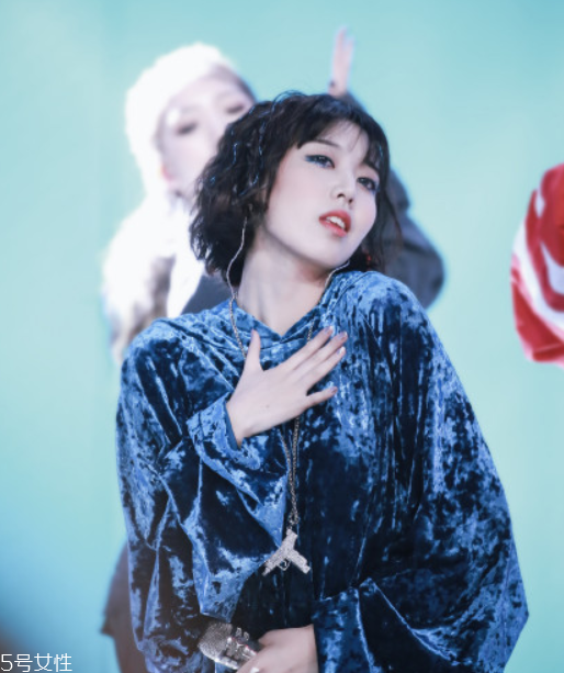 劉人語(yǔ)藍(lán)色眼影怎么畫 劉人語(yǔ)藍(lán)色眼影舞臺(tái)妝步驟圖 劉人語(yǔ)藍(lán)色眼影怎么畫 劉人語(yǔ)藍(lán)色眼影舞臺(tái)妝步驟圖