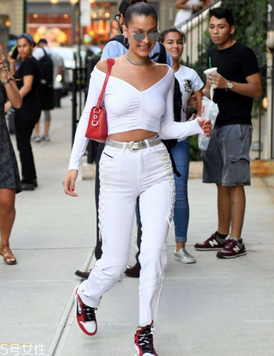 v領(lǐng)t恤怎樣搭配衣服？v領(lǐng)t恤搭配圖片