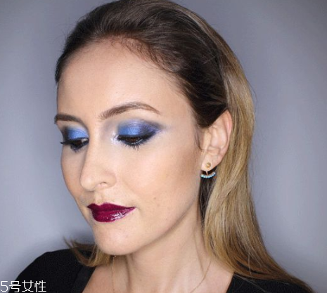 劉人語(yǔ)藍(lán)色眼影怎么畫 劉人語(yǔ)藍(lán)色眼影舞臺(tái)妝步驟圖 劉人語(yǔ)藍(lán)色眼影怎么畫 劉人語(yǔ)藍(lán)色眼影舞臺(tái)妝步驟圖