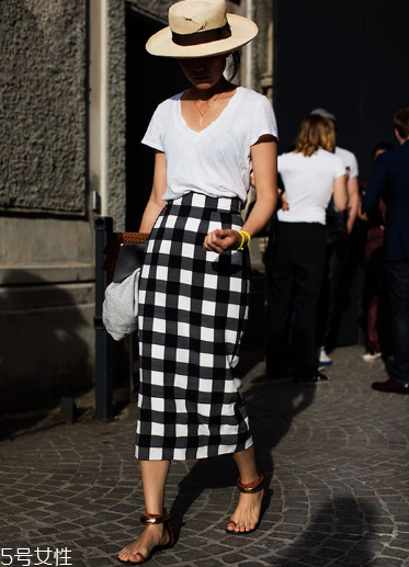 v領(lǐng)t恤怎樣搭配衣服？v領(lǐng)t恤搭配圖片