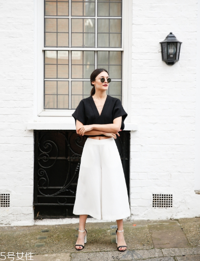 v領(lǐng)t恤怎樣搭配衣服？v領(lǐng)t恤搭配圖片